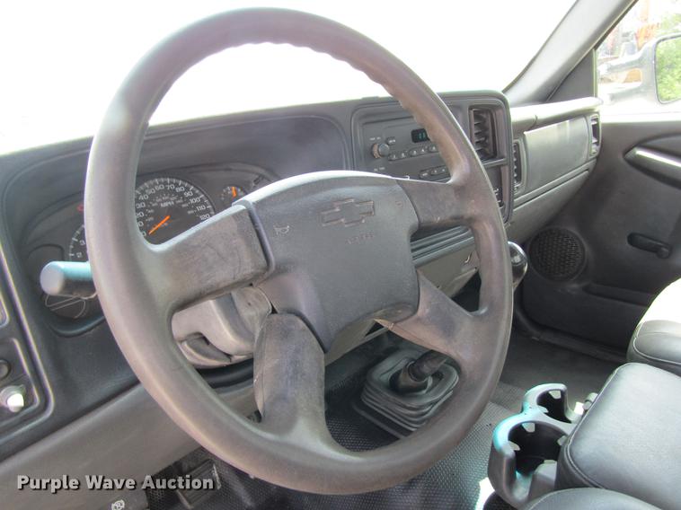 image for item DD8560 2005 Chevrolet Silverado 3500 flatbed pickup truck