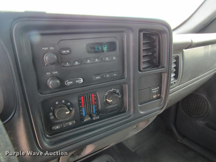 image for item DD8560 2005 Chevrolet Silverado 3500 flatbed pickup truck