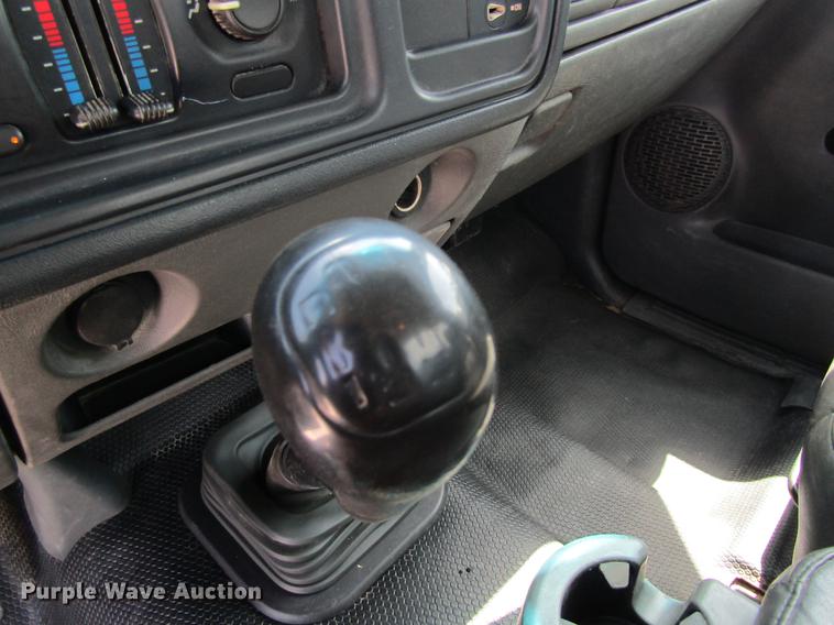 image for item DD8560 2005 Chevrolet Silverado 3500 flatbed pickup truck