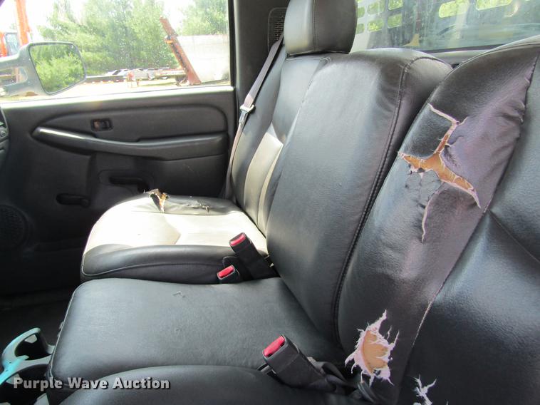 image for item DD8560 2005 Chevrolet Silverado 3500 flatbed pickup truck