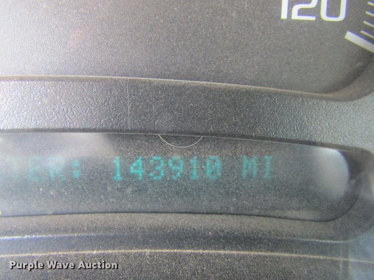 image for item DD8560 2005 Chevrolet Silverado 3500 flatbed pickup truck