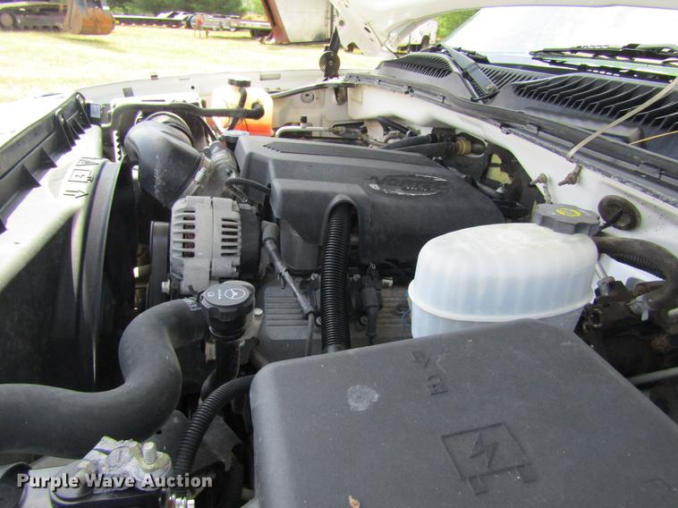 image for item DD8560 2005 Chevrolet Silverado 3500 flatbed pickup truck