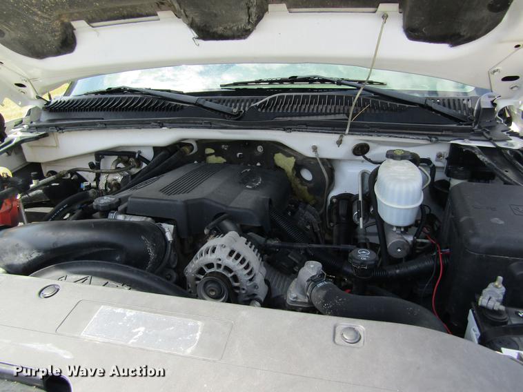 image for item DD8560 2005 Chevrolet Silverado 3500 flatbed pickup truck