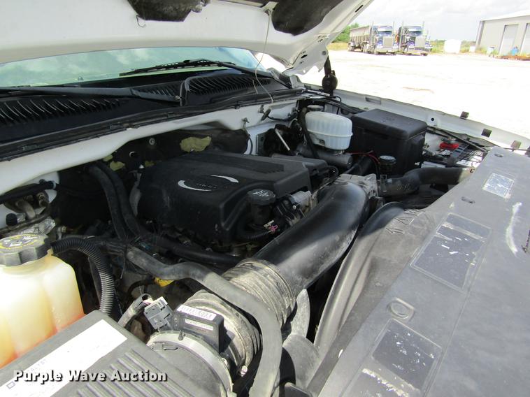 image for item DD8560 2005 Chevrolet Silverado 3500 flatbed pickup truck