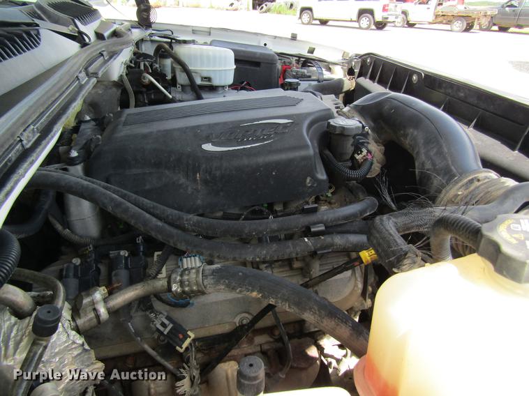 image for item DD8560 2005 Chevrolet Silverado 3500 flatbed pickup truck