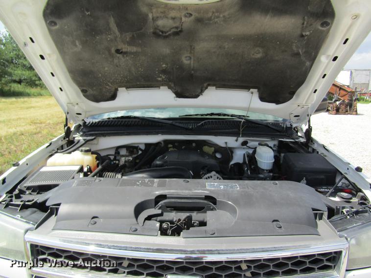 image for item DD8560 2005 Chevrolet Silverado 3500 flatbed pickup truck