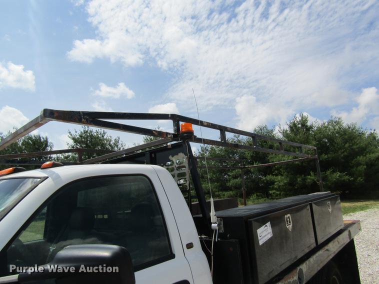 image for item DD8560 2005 Chevrolet Silverado 3500 flatbed pickup truck