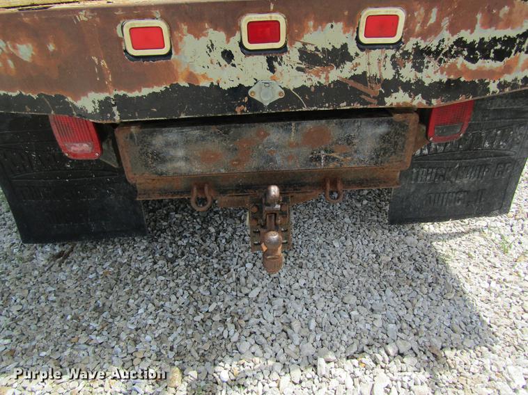 image for item DD8560 2005 Chevrolet Silverado 3500 flatbed pickup truck