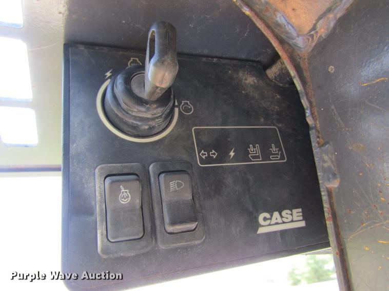 image for item DD8561 2001 Case 90XT skid steer