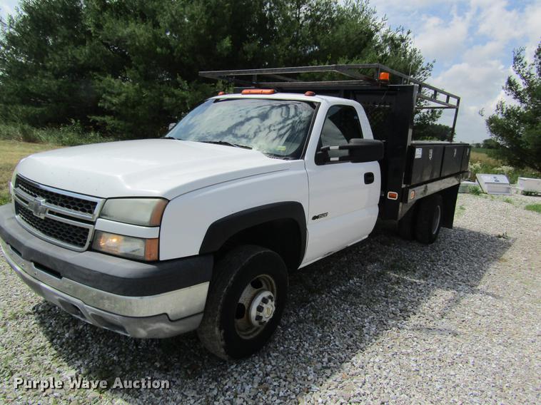 image for item DD8562 2005 Chevrolet Silverado 3500 flatbed pickup truck