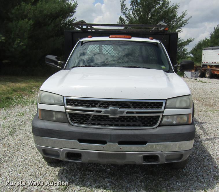 image for item DD8562 2005 Chevrolet Silverado 3500 flatbed pickup truck