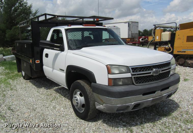 image for item DD8562 2005 Chevrolet Silverado 3500 flatbed pickup truck