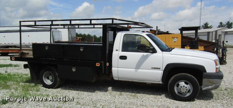 image for item DD8562 2005 Chevrolet Silverado 3500 flatbed pickup truck