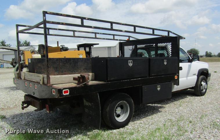 image for item DD8562 2005 Chevrolet Silverado 3500 flatbed pickup truck