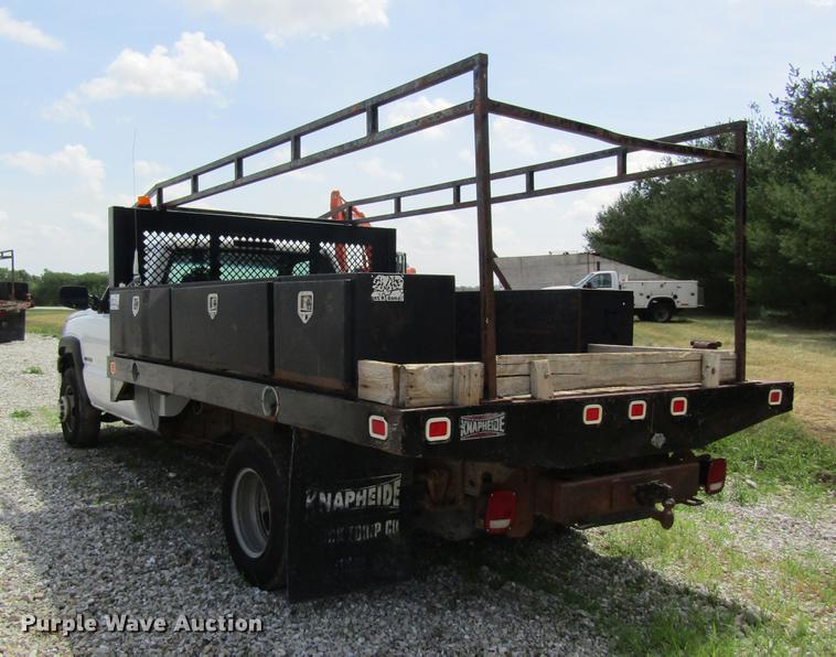 image for item DD8562 2005 Chevrolet Silverado 3500 flatbed pickup truck
