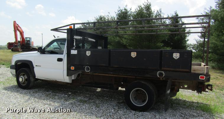 image for item DD8562 2005 Chevrolet Silverado 3500 flatbed pickup truck