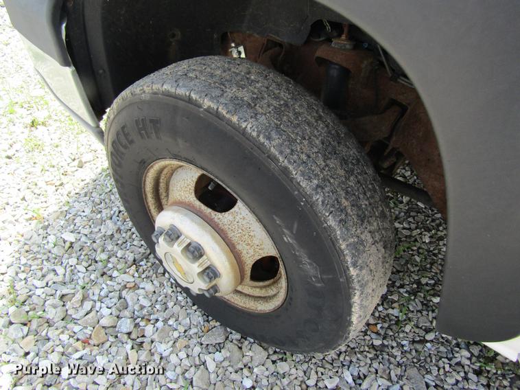 image for item DD8562 2005 Chevrolet Silverado 3500 flatbed pickup truck