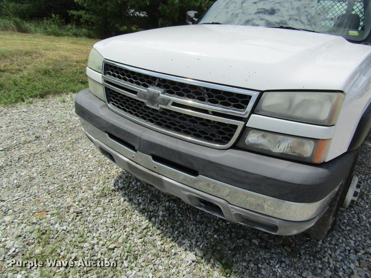 image for item DD8562 2005 Chevrolet Silverado 3500 flatbed pickup truck