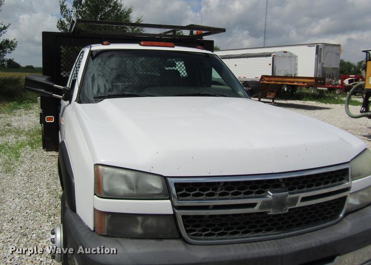 image for item DD8562 2005 Chevrolet Silverado 3500 flatbed pickup truck