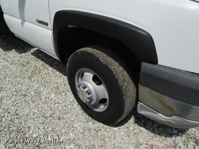 image for item DD8562 2005 Chevrolet Silverado 3500 flatbed pickup truck