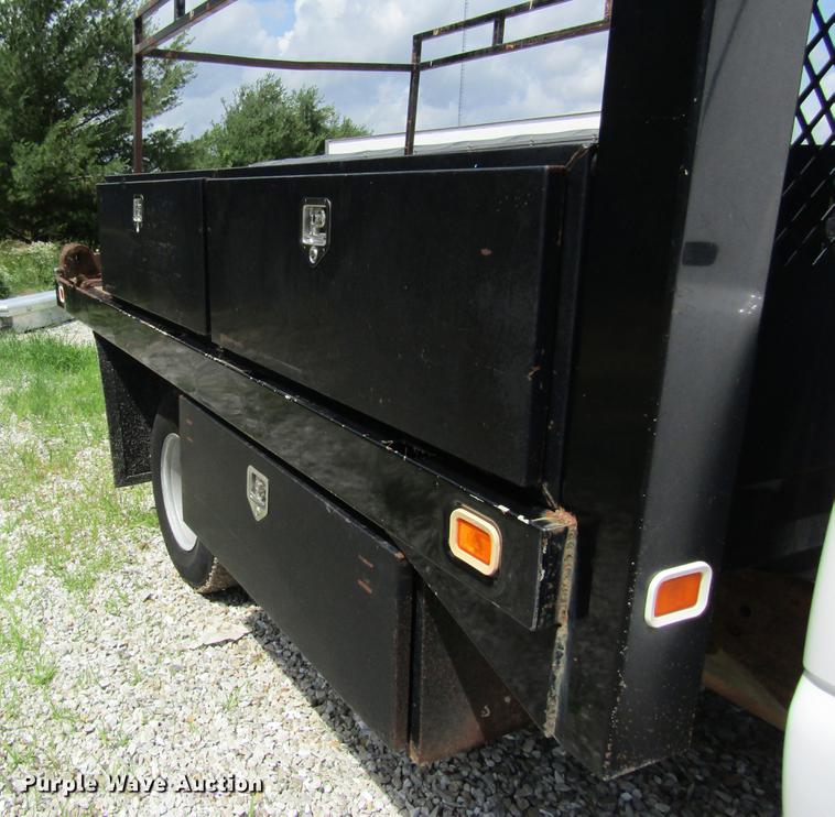 image for item DD8562 2005 Chevrolet Silverado 3500 flatbed pickup truck