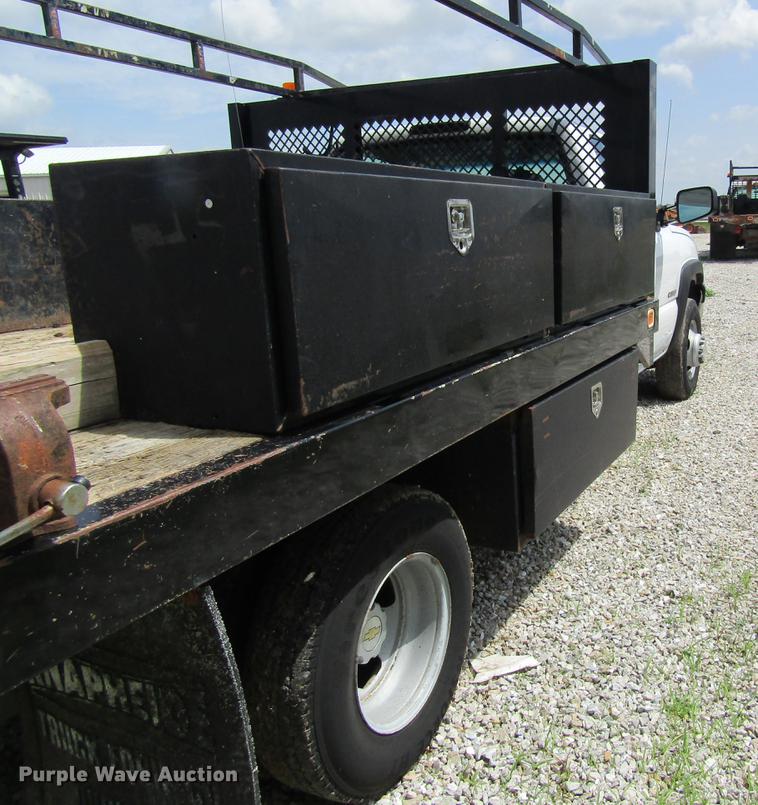 image for item DD8562 2005 Chevrolet Silverado 3500 flatbed pickup truck