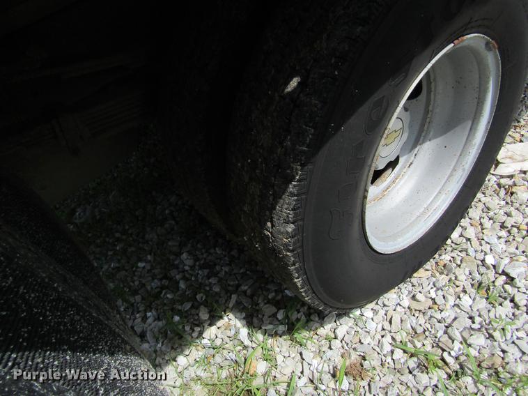 image for item DD8562 2005 Chevrolet Silverado 3500 flatbed pickup truck