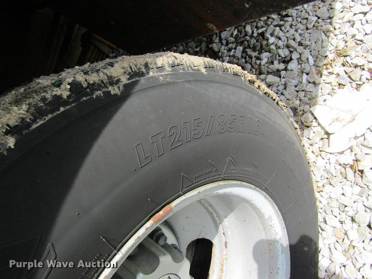 image for item DD8562 2005 Chevrolet Silverado 3500 flatbed pickup truck