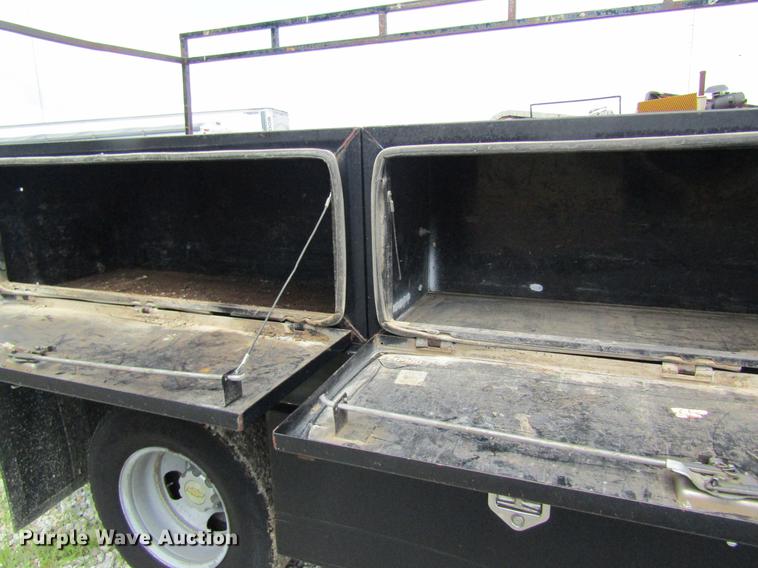 image for item DD8562 2005 Chevrolet Silverado 3500 flatbed pickup truck