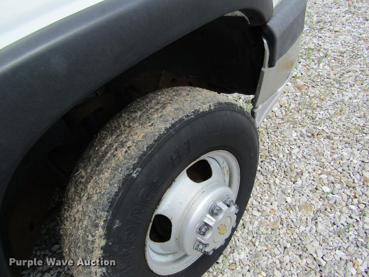 image for item DD8562 2005 Chevrolet Silverado 3500 flatbed pickup truck