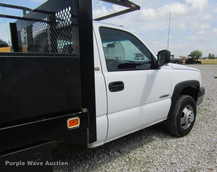 image for item DD8562 2005 Chevrolet Silverado 3500 flatbed pickup truck