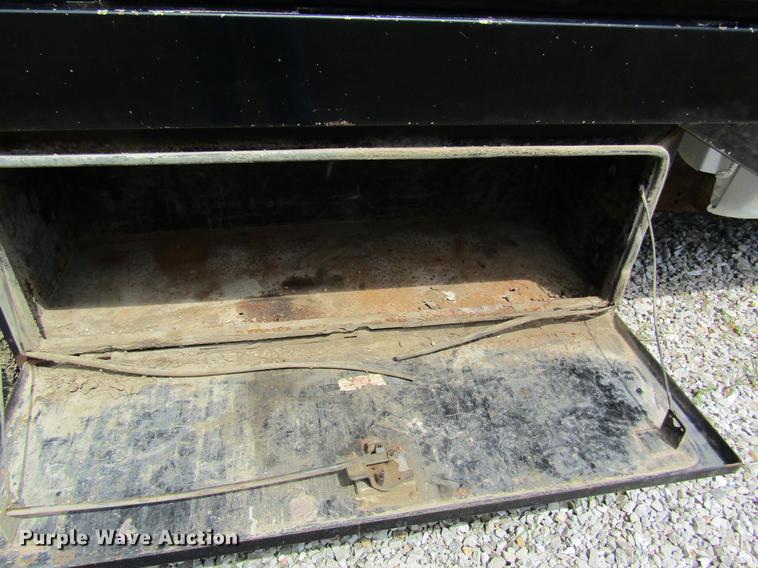 image for item DD8562 2005 Chevrolet Silverado 3500 flatbed pickup truck