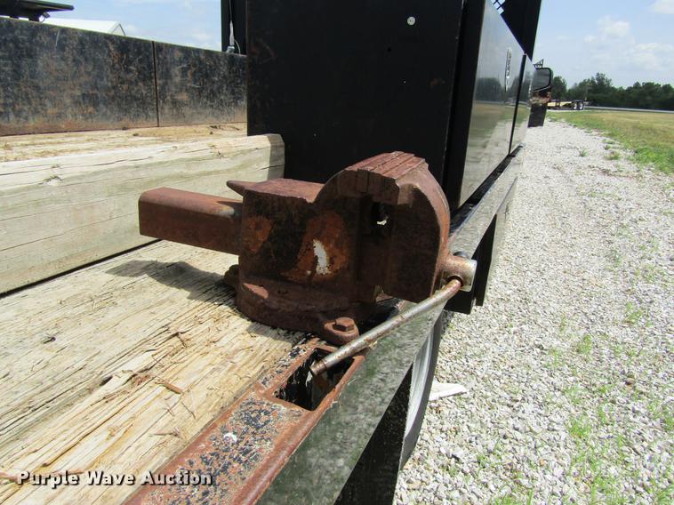 image for item DD8562 2005 Chevrolet Silverado 3500 flatbed pickup truck