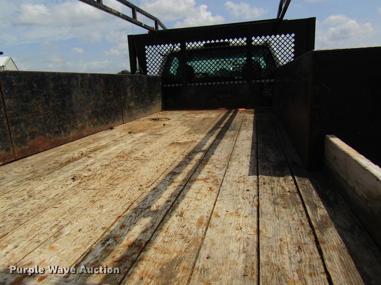 image for item DD8562 2005 Chevrolet Silverado 3500 flatbed pickup truck