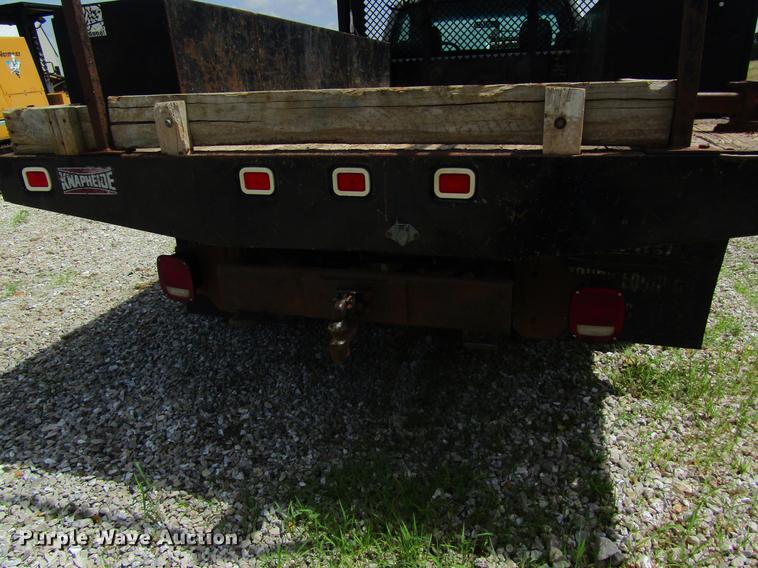 image for item DD8562 2005 Chevrolet Silverado 3500 flatbed pickup truck