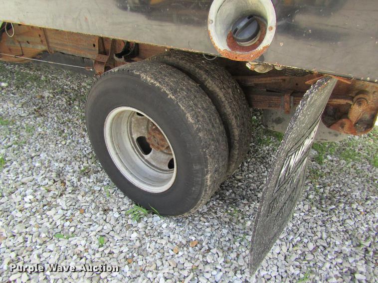 image for item DD8562 2005 Chevrolet Silverado 3500 flatbed pickup truck