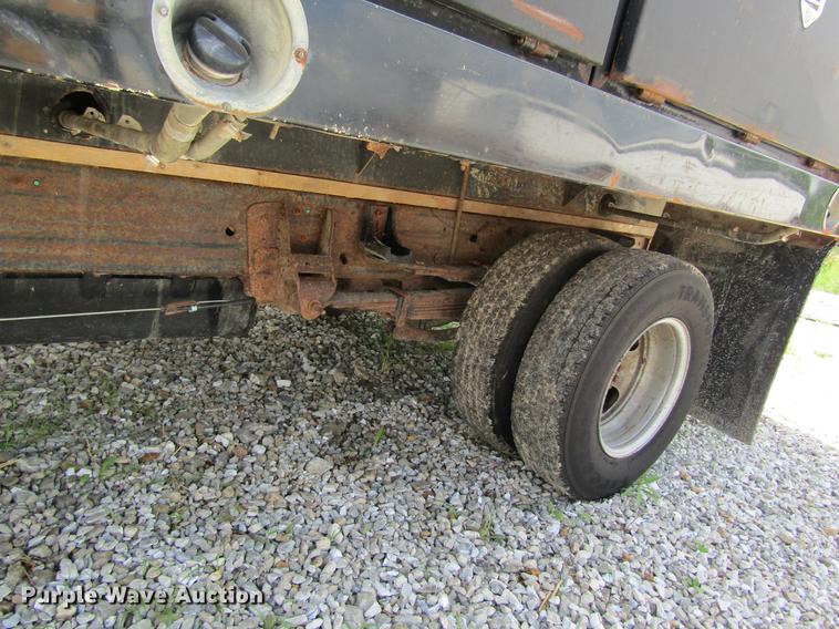 image for item DD8562 2005 Chevrolet Silverado 3500 flatbed pickup truck