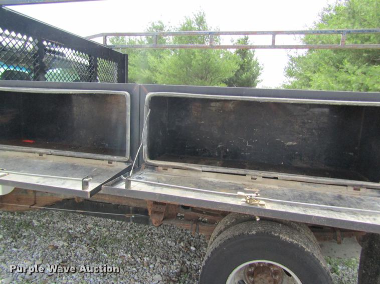 image for item DD8562 2005 Chevrolet Silverado 3500 flatbed pickup truck