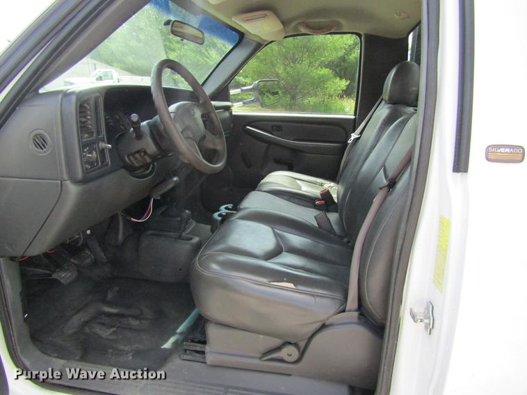 image for item DD8562 2005 Chevrolet Silverado 3500 flatbed pickup truck