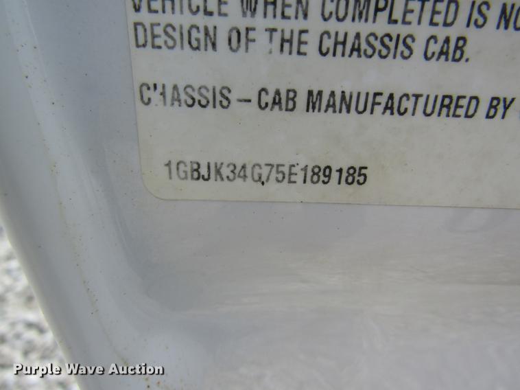 image for item DD8562 2005 Chevrolet Silverado 3500 flatbed pickup truck