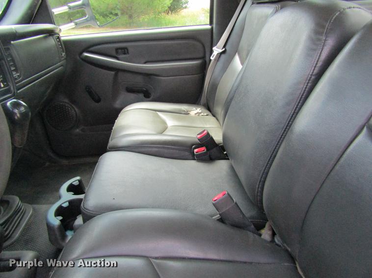 image for item DD8562 2005 Chevrolet Silverado 3500 flatbed pickup truck