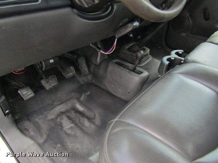 image for item DD8562 2005 Chevrolet Silverado 3500 flatbed pickup truck