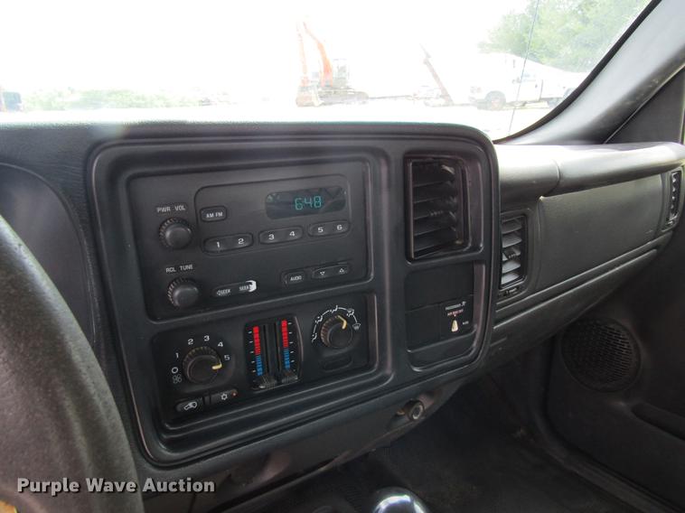 image for item DD8562 2005 Chevrolet Silverado 3500 flatbed pickup truck