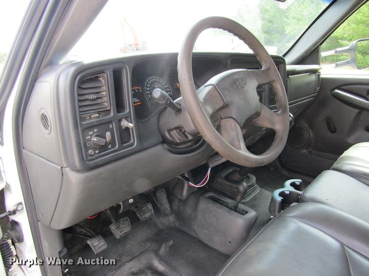 image for item DD8562 2005 Chevrolet Silverado 3500 flatbed pickup truck