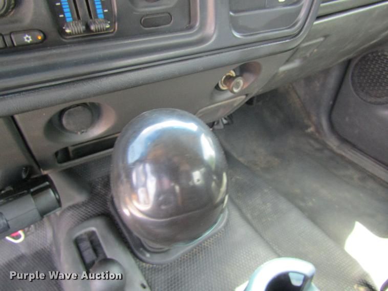 image for item DD8562 2005 Chevrolet Silverado 3500 flatbed pickup truck