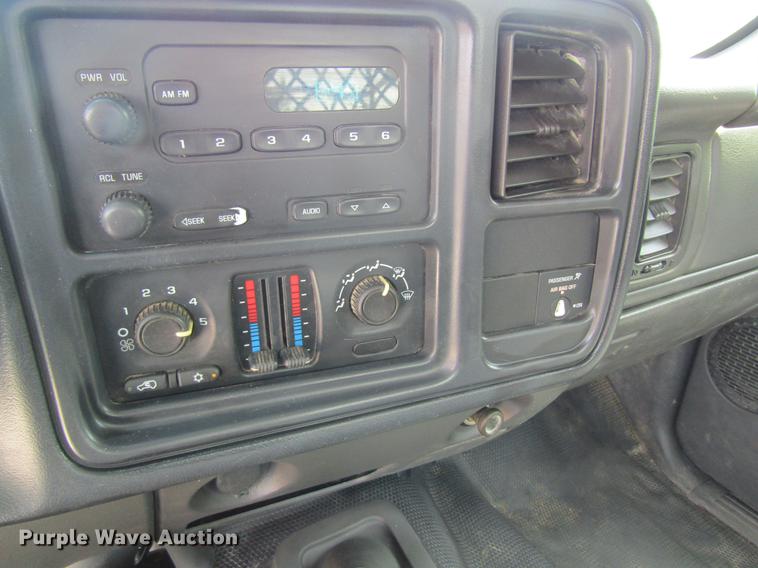 image for item DD8562 2005 Chevrolet Silverado 3500 flatbed pickup truck