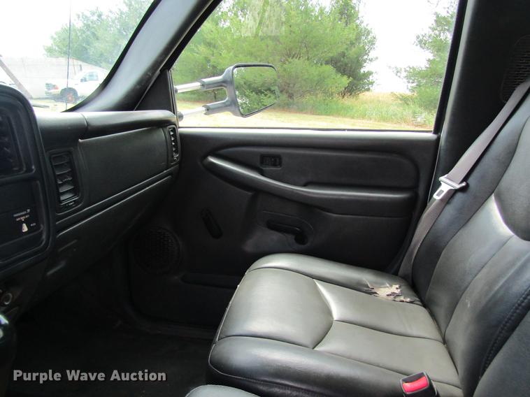 image for item DD8562 2005 Chevrolet Silverado 3500 flatbed pickup truck