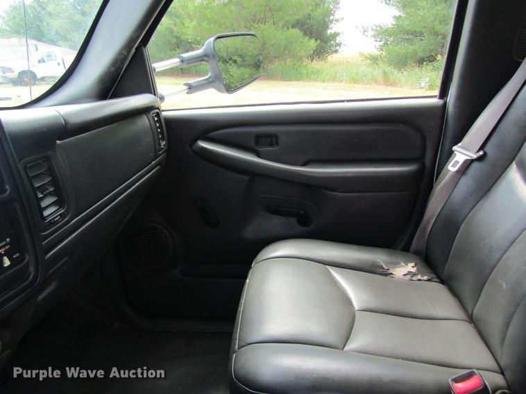 image for item DD8562 2005 Chevrolet Silverado 3500 flatbed pickup truck