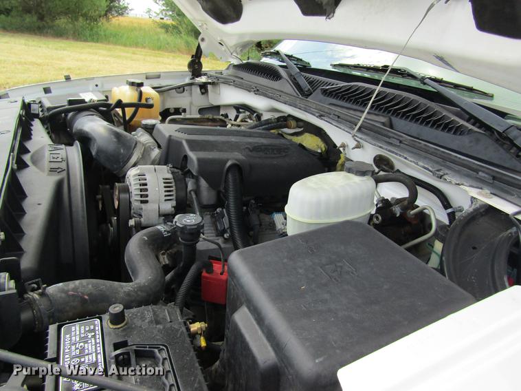 image for item DD8562 2005 Chevrolet Silverado 3500 flatbed pickup truck