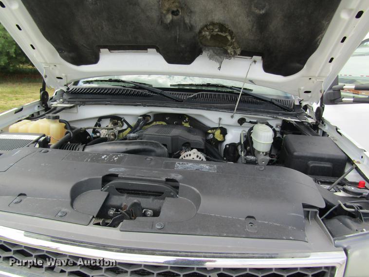 image for item DD8562 2005 Chevrolet Silverado 3500 flatbed pickup truck